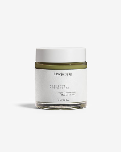 Mascarilla exfoliante de Matcha de Hyeja, tu secreto para una piel suave y renovada. Formulada con polvo de matcha japonés de alta calidad, es rica en antioxidantes que ayudan a combatir los radicales libres y a revitalizar la piel. Su textura suave y cremosa se desliza sobre la piel, eliminando suavemente las células muertas y las impurezas, dejando una tez radiante y fresca. Además, está enriquecida con ingredientes naturales que calman e hidratan la piel, dejándola suave y nutrida. 
