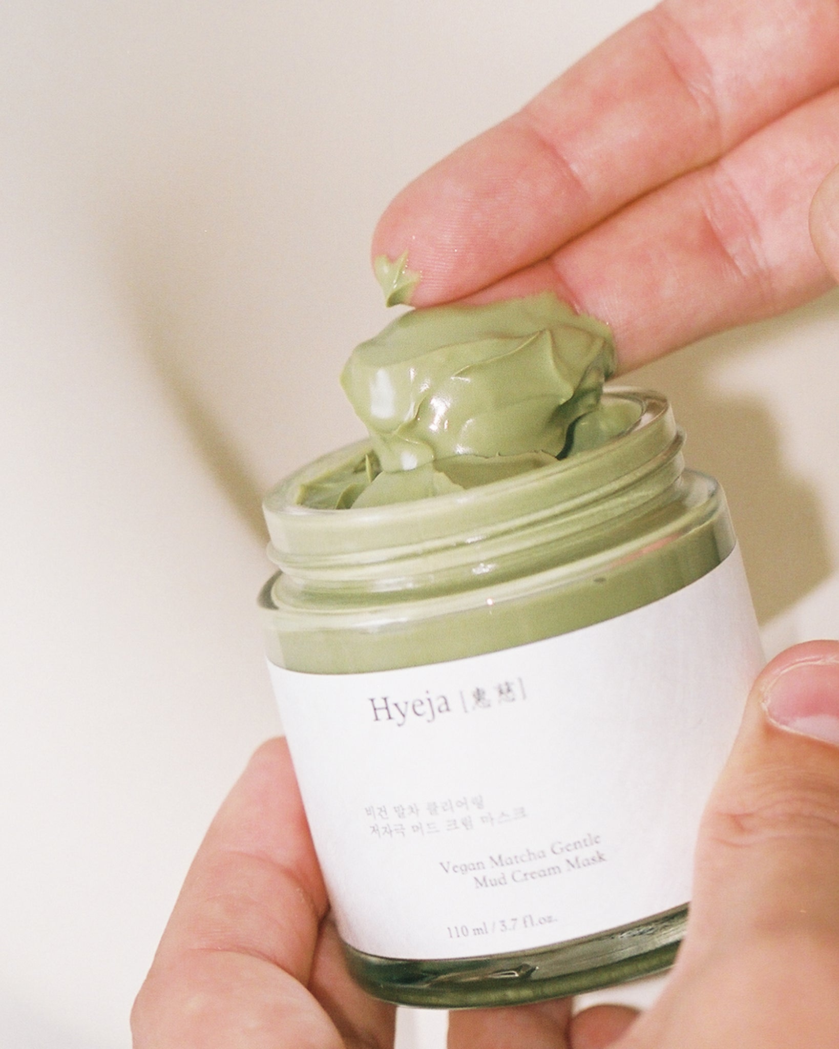 Mascarilla exfoliante de Matcha de Hyeja, tu secreto para una piel suave y renovada. Formulada con polvo de matcha japonés de alta calidad, es rica en antioxidantes que ayudan a combatir los radicales libres y a revitalizar la piel. Su textura suave y cremosa se desliza sobre la piel, eliminando suavemente las células muertas y las impurezas, dejando una tez radiante y fresca. Además, está enriquecida con ingredientes naturales que calman e hidratan la piel, dejándola suave y nutrida. 