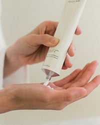 Crema hidratante Gentle Rice Ferment de Hyeja para una piel equilibrada y radiante! Esta crema única está enriquecida con fermentos de arroz, que ayudan a nutrir y fortalecer la barrera cutánea, promoviendo una piel más saludable y resistente. Su fórmula suave y ligera se absorbe rápidamente, dejando la piel hidratada y revitalizada sin sensación grasosa. Además, los probióticos añadidos ayudan a equilibrar la microbiota de la piel, promoviendo un cutis radiante y claro. 