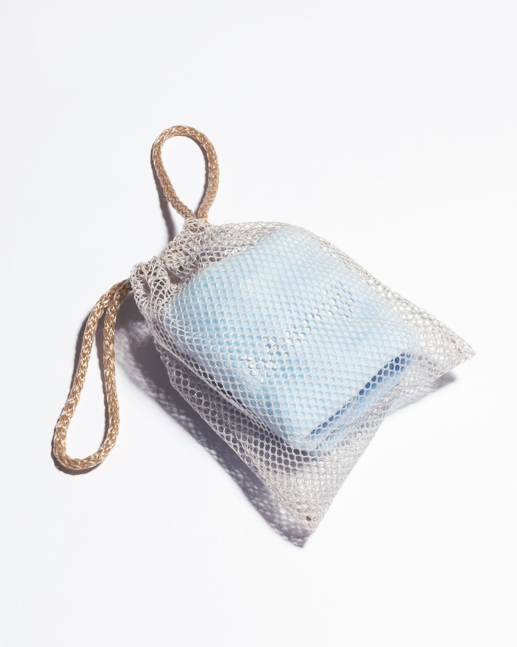 banda para el cabello azul de Momiji, el accesorio perfecto para realzar tu estilo y mantener tu cabello en su lugar con elegancia. Confeccionada con materiales de alta calidad, esta banda ofrece durabilidad y comodidad durante todo el día. Ya sea para agregar un toque de color a tu look diario o para mantener tu cabello alejado del rostro mientras te cuidas la piel, esta banda es versátil y práctica.