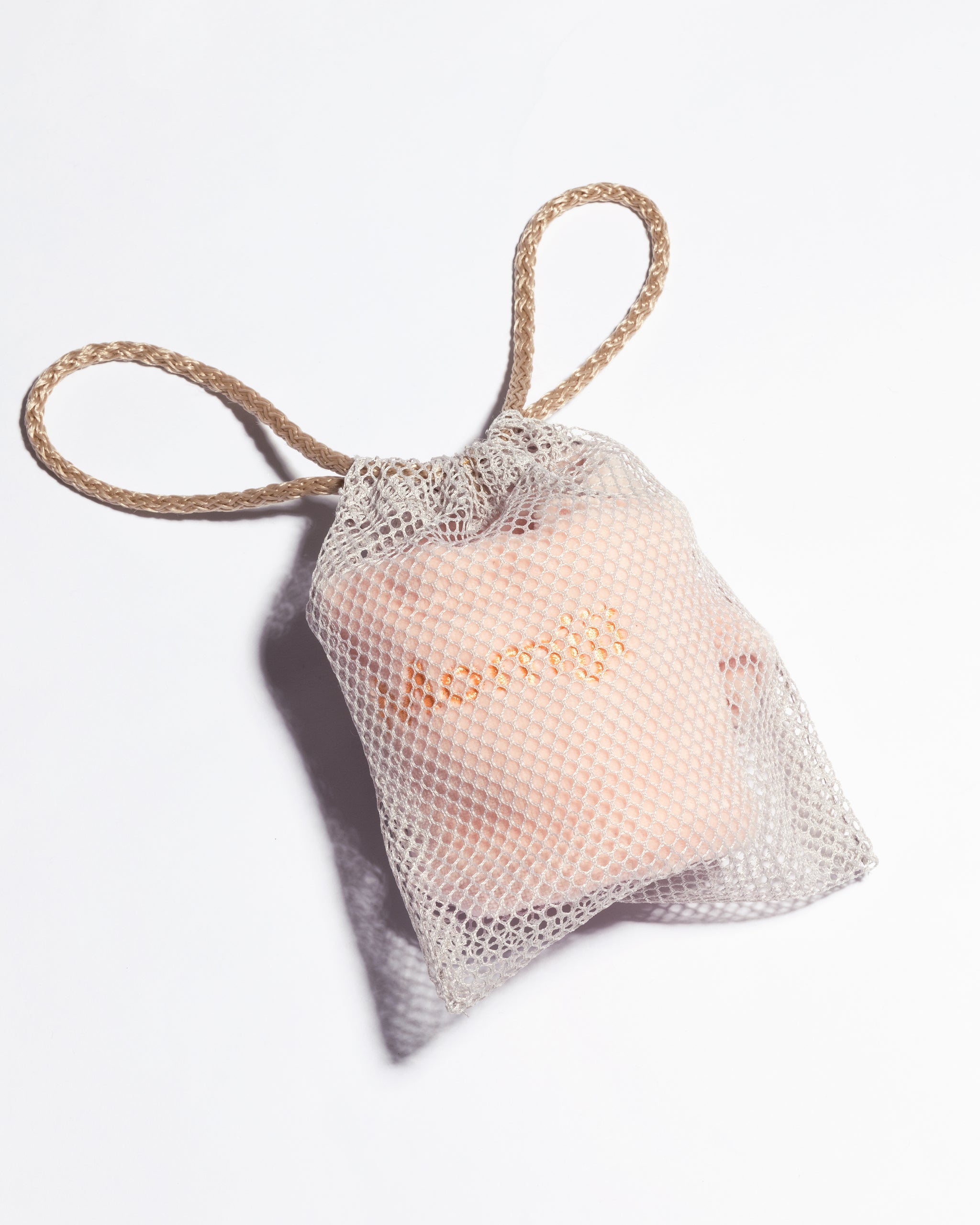 ¡La nueva banda para el cabello favorita del Momiji Team! Misma tela de tipo toalla súper suave ahora con un diseño más clásico en un hermoso color rosa.      Muy conveniente utilizarla en tu skincare para que tu carita se mantenga libre mientras haces tu limpieza o colocas tus tratamientos favoritos.