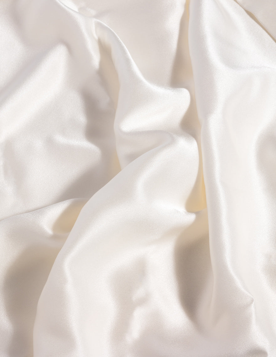 Funda de Almohada de Seda de Momiji, una adición lujosa para tu rutina de cuidado de la piel y cabello. Fabricada con seda de alta calidad, esta funda proporciona una superficie suave y sedosa que ayuda a reducir la fricción y el daño mientras duermes. Además de mejorar la calidad del sueño, la seda también ayuda a mantener la humedad natural de la piel y el cabello, contribuyendo a una apariencia más suave y radiante. 