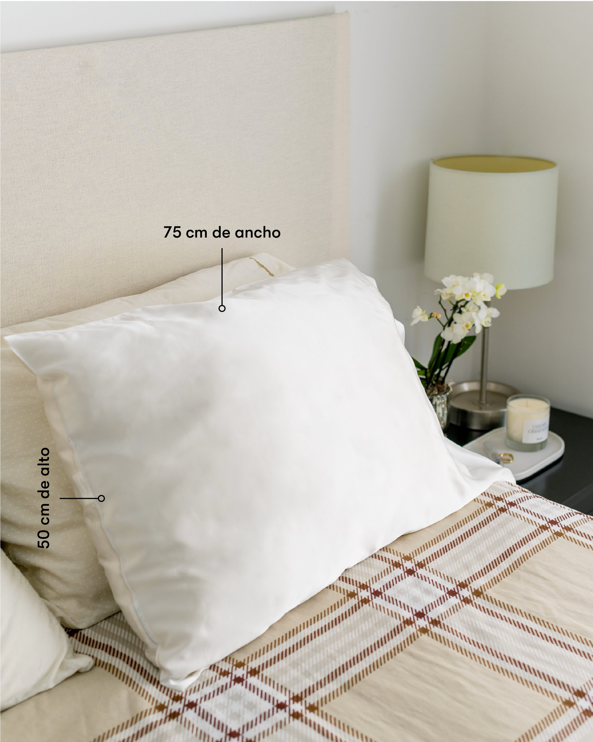 Funda de Almohada de Seda de Momiji, una adición lujosa para tu rutina de cuidado de la piel y cabello. Fabricada con seda de alta calidad, esta funda proporciona una superficie suave y sedosa que ayuda a reducir la fricción y el daño mientras duermes. Además de mejorar la calidad del sueño, la seda también ayuda a mantener la humedad natural de la piel y el cabello, contribuyendo a una apariencia más suave y radiante. 